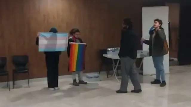 Aileyi hedef alan sapkın LGBT'cilerin provakasyonu ellerinde patladı