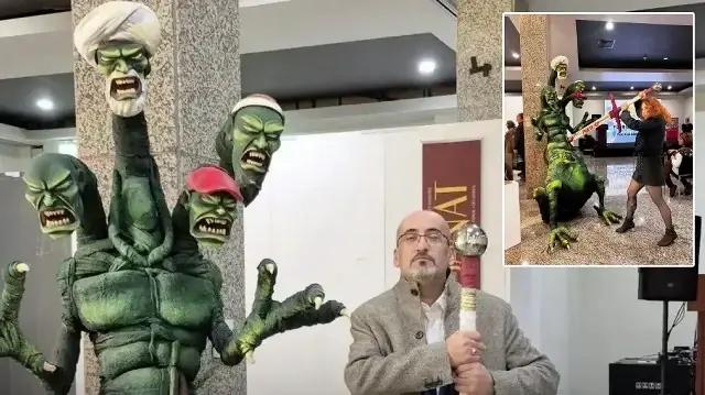 Ellerine 'inkilâp' yazılı bıçakla Müslümanları hedef aldılar: İstanbul'daki fuarda skandal görüntüler