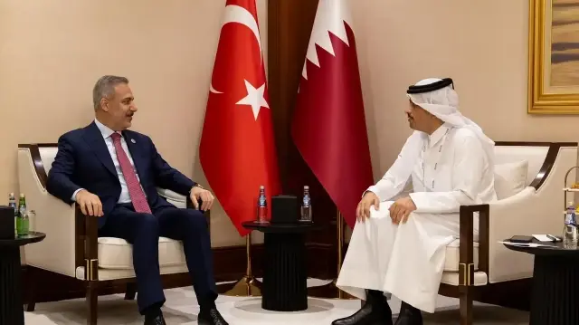 Le ministre des Affaires étrangères Hakan Fidan a rencontré le Premier ministre et ministre des Affaires étrangères du Qatar, Cheikh Mohammed bin Abdurrahman Al Sani.