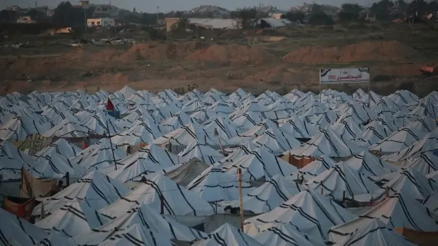Vue du campement de tentes où vivent les Palestiniens déplacés, qui luttent pour survivre au milieu des destructions causées par les attaques israéliennes dans le quartier d'Al Mughraqa, à Gaza, le 4 décembre 2025.
