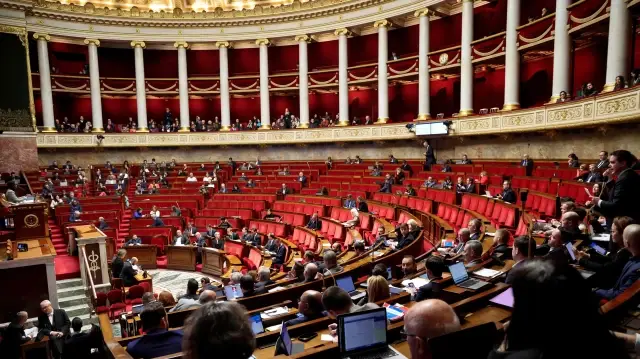 Cette photographie montre une vue générale de l'Assemblée nationale française pendant le temps de parole parlementaire de l'opposition du parti français de gauche La France Insoumise (LFI) à l'Assemblée nationale française, la chambre basse du Parlement français, à Paris, le 27 novembre 2025.