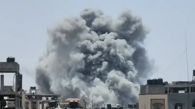 قوات الاحتلال تشن غارات عنيفة وتنسف مباني سكنية بأنحاء متفرقة من غزة 
