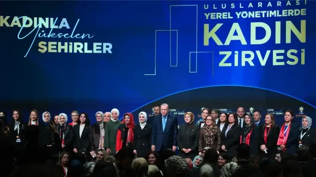 Le président Recep Tayyip Erdoğan a participé au Sommet international des femmes dans les administrations locales organisé par la présidence des femmes du siège central du AK Parti dans un hôtel du quartier Bahçelievler à Istanbul. Le président Erdoğan a pris une photo avec les participants.