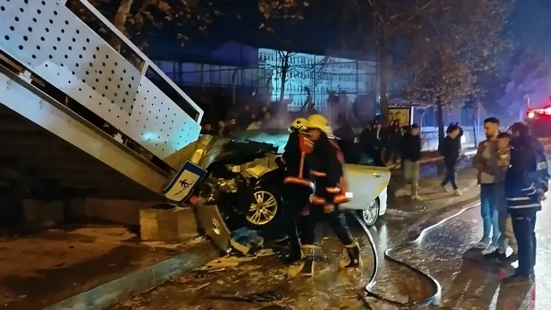 Üst geçide çarpan otomobilde yangın: Dört yaralı