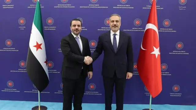 "تركيا ستواصل دعمها لجهود إرساء الاستقرار في سوريا".. فيدان يهنئ نظيره السوري بـ"عيد التحرير"