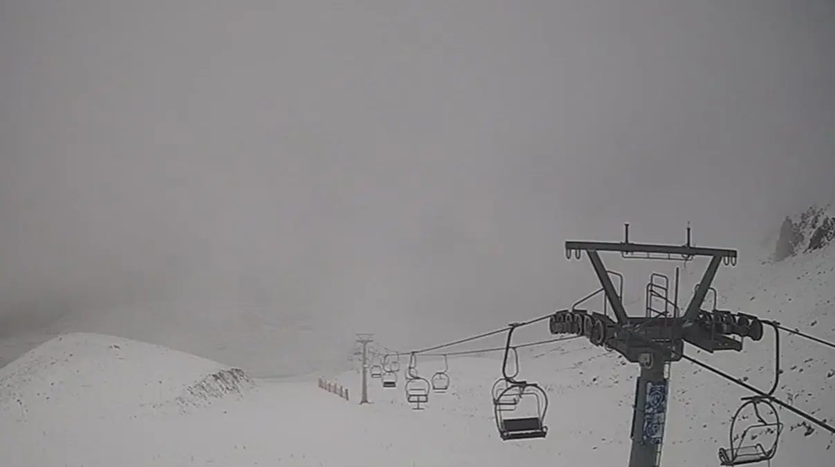 Davraz'a mevsimin ilk karı düştü 