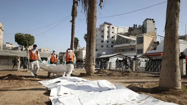 Des équipes transportent les dépouilles des Palestiniens qui ont perdu la vie lors des attaques menées par l'armée israélienne dans différentes régions vers le cimetière depuis la cour de l'hôpital baptiste de Gaza, dans la ville de Gaza, le 7 décembre 2025.