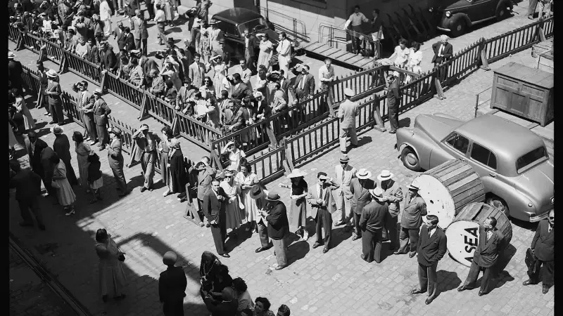 Kıyafet devriminin izlerini gösteren bir kare (1930'lar Tophane Rıhtımı).