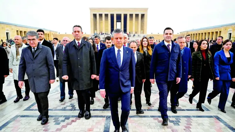 CHP Genel Başkanı Özgür Özel, yeni PM ve YDK üyeleriyle Anıtkabir'i ziyaret etti.