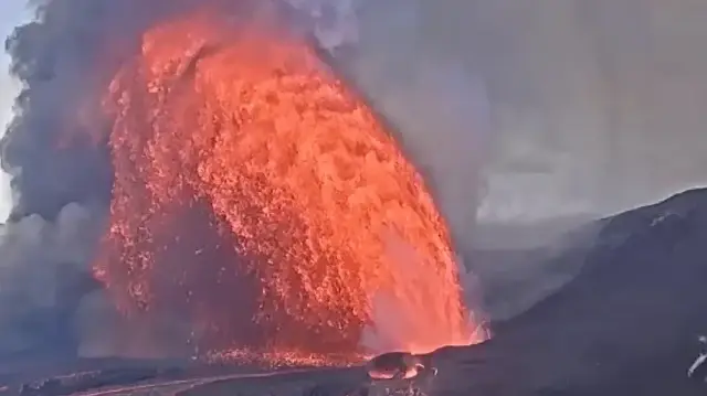 Dünyanın en aktif yanardağlarından Kilauea yeniden lav püskürttü