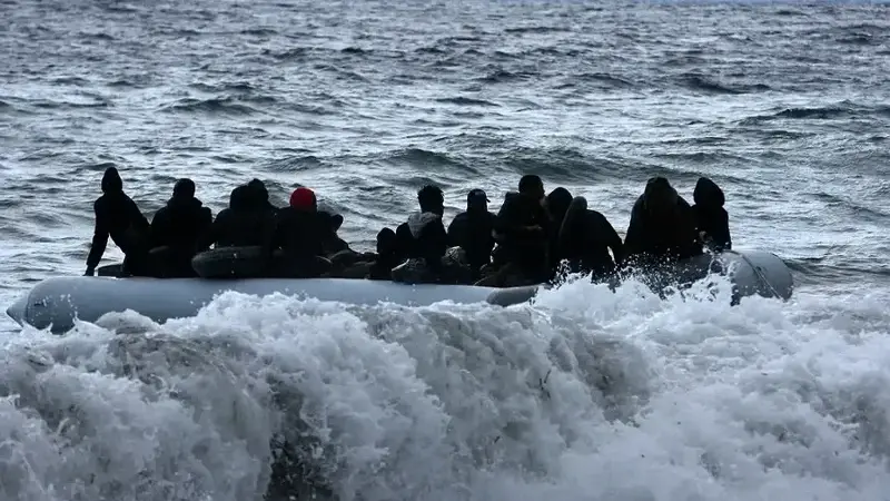 Sahil güvenlik ekipleri, bottaki 2 kişiyi kurtardı, 18 kişinin ise cansız bedenine ulaştı.