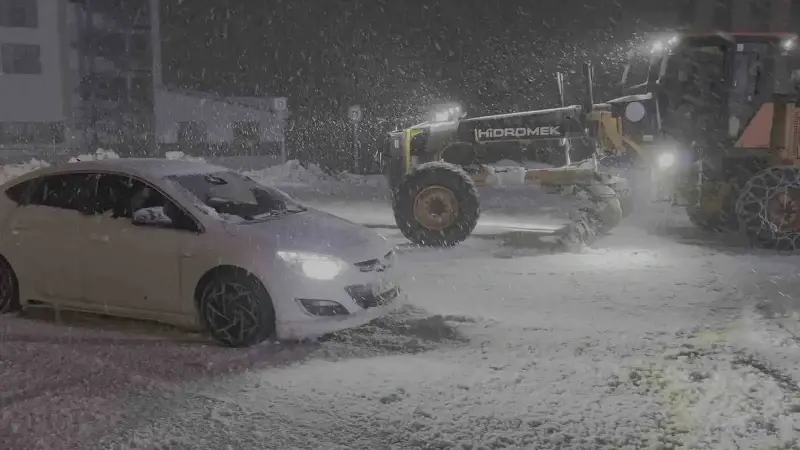 Uludağ’da kar yağışı şiddetlendi: Ekipler yolun kapanmaması için seferber oldu