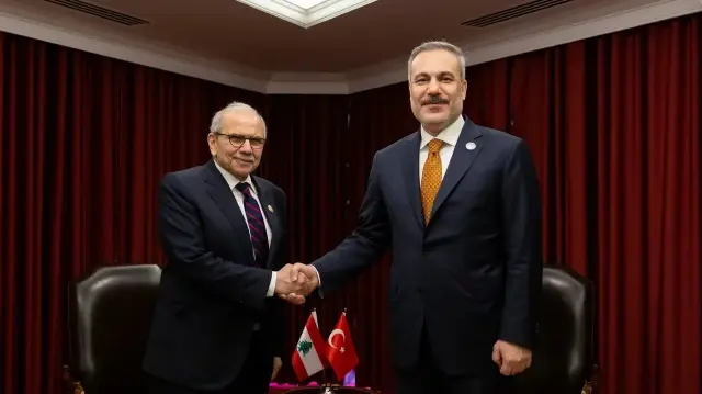 وزير الخارجية التركي يلتقي رئيس الوزراء اللبناني في الدوحة