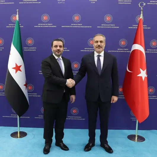 "تركيا ستواصل دعمها لجهود إرساء الاستقرار في سوريا".. فيدان يهنئ نظيره السوري بـ"عيد التحرير"