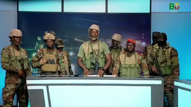 Des soldats du "Comité militaire pour la refondation" (CMR) apparaissent sur la télévision d’État à Cotonou le 7 décembre 2025, lors de la tentative de coup d’État finalement déjouée.