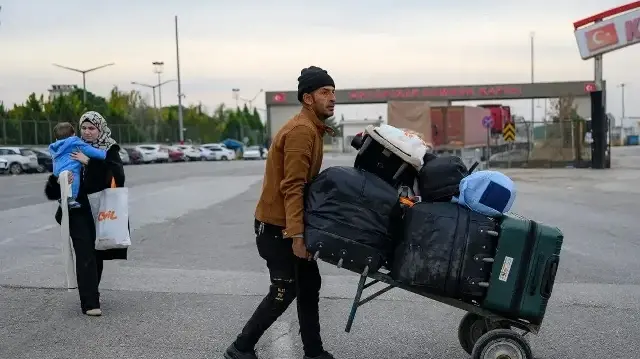 عام على سقوط النظام… عودة متزايدة للسوريين من تركيا إلى بلادهم