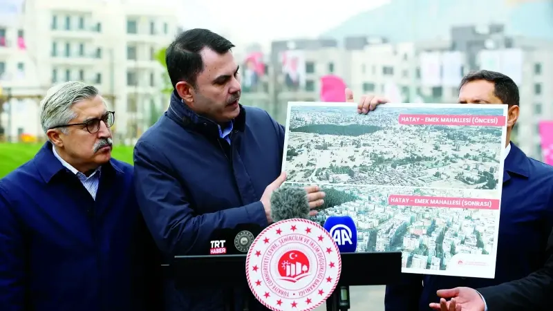 Çevre, Şehircilik ve İklim Değişikliği Bakanı Murat Kurum, Hatay'ın merkez Antakya ilçesindeki Emek-Aksaray Mahallesi'ni gezdi.