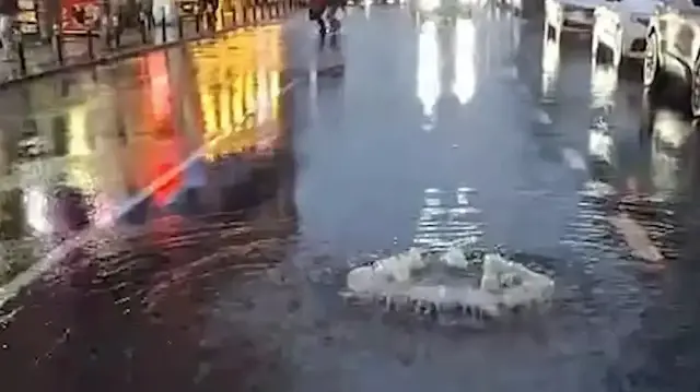 Küçükçekmece’de rögar taştı caddeyi lağım suyu bastı