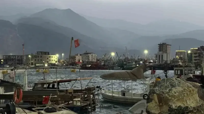 Hatay’da yaşanan fırtınada 5 tekne ve 1 yat alabora oldu