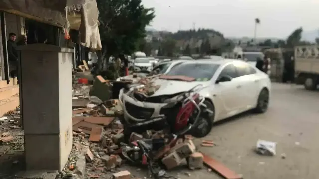 Hatay'da fırtınanın etkisiyle yıkılan duvar 3 otomobile ve 1 motosiklet zarar verdi
