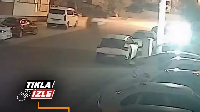 Şiddetli fırtınayla harekete geçen çöp konteyneri adeta iki aracın arasına sıfır park etti