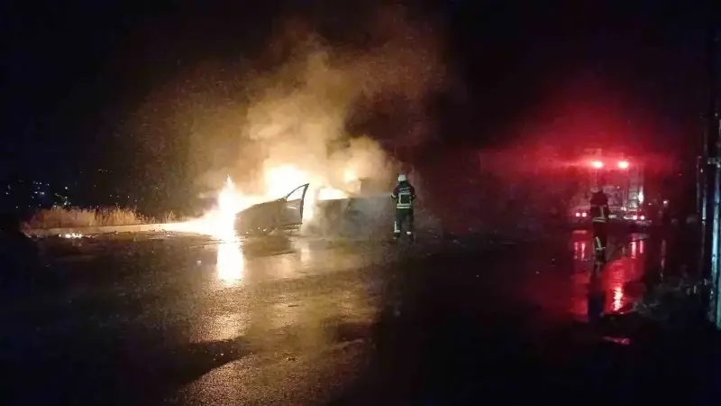 Çorum'da park halindeki araç yandı