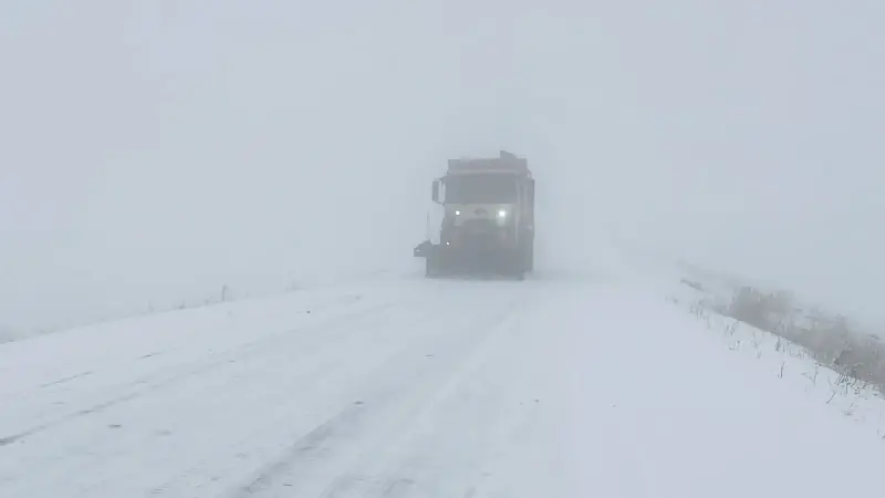 Kars-Göle kara yolunda kar ve sis ulaşımı olumsuz etkiliyor