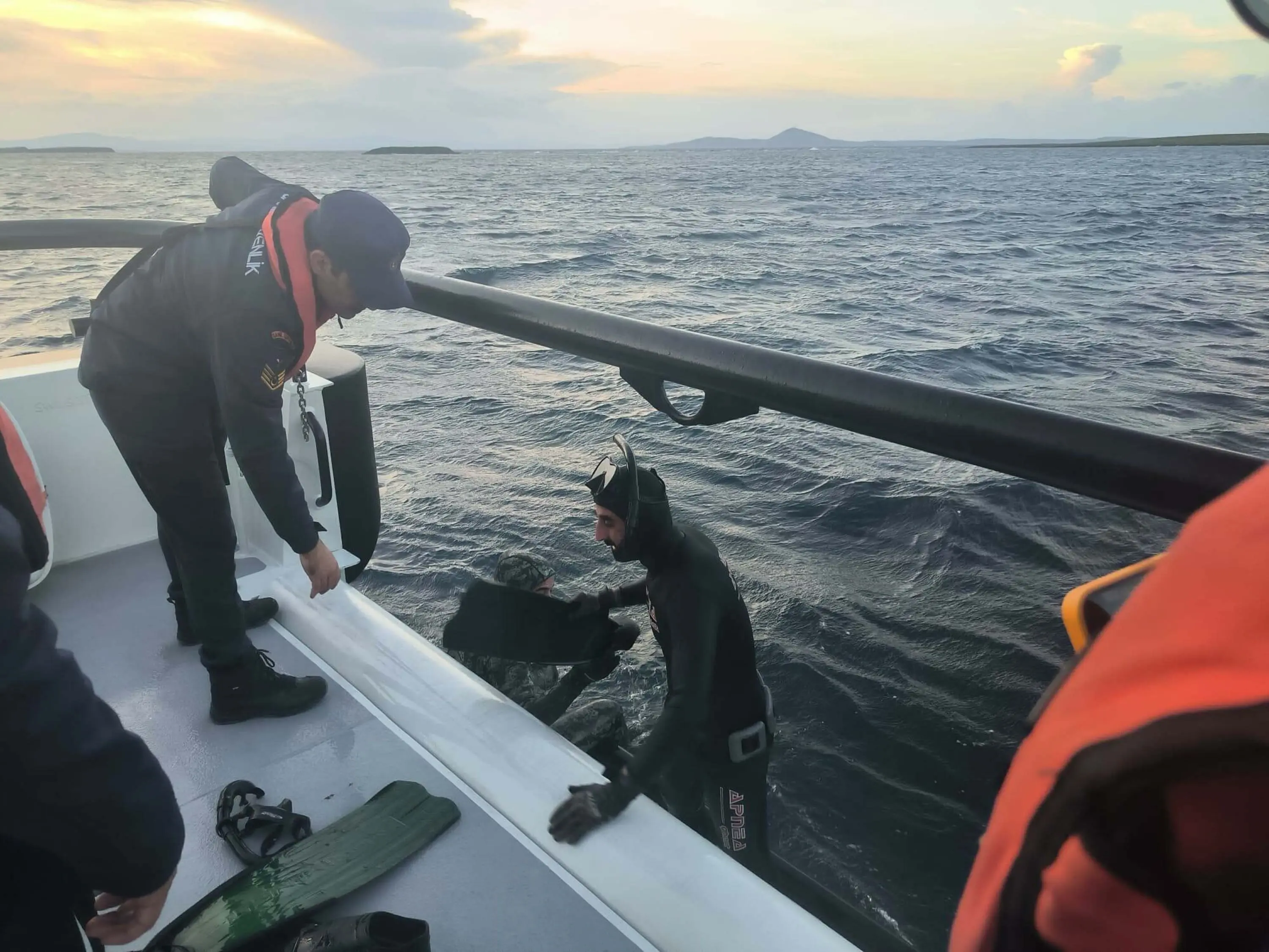 Karaya oturan teknedeki 2 kişi kurtarıldı