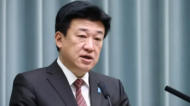 Le secrétaire général du gouvernement japonais, Minoru Kihara, tient une conférence de presse au bureau du Premier ministre à Tokyo, le 8 décembre 2025.