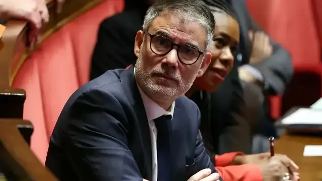 Le député socialiste Olivier Faure assiste à une séance de questions au gouvernement à l'Assemblée nationale, la chambre basse du Parlement français, à Paris, le 2 décembre 2025.