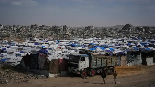 Израиль продолжает атаковать Газу несмотря на режим прекращения огня.
