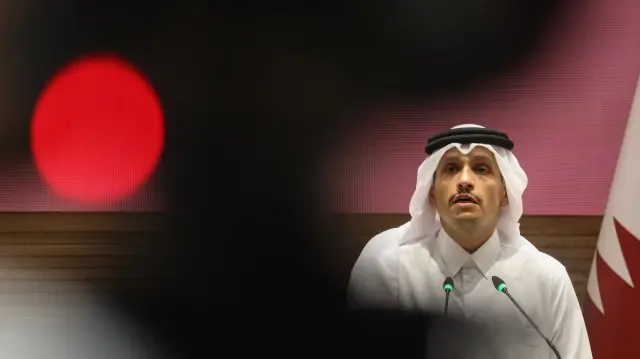 Le Premier ministre et ministre des Affaires étrangères du Qatar, Cheikh Mohammed bin Abdulrahman Al-Thani, s'exprime lors d'une conférence de presse avec le ministre britannique des Affaires étrangères à l'Amiri Diwan Annex à Doha, le 27 avril 2025. 