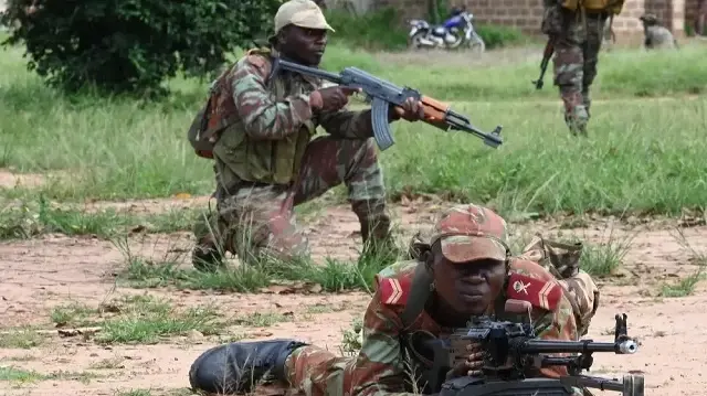 Après une tentative de coup d’État, la CEDEAO annonce l’envoi immédiat de troupes pour soutenir le gouvernement béninois et préserver l’ordre constitutionnel.