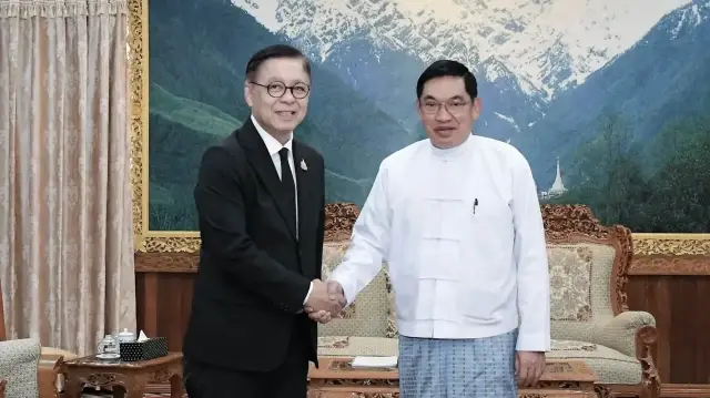 Le ministre thaïlandais des Affaires étrangères, Sihasak Phuangketkeow et le chef de la junte Myanmar, Min Aung Hlaing. 