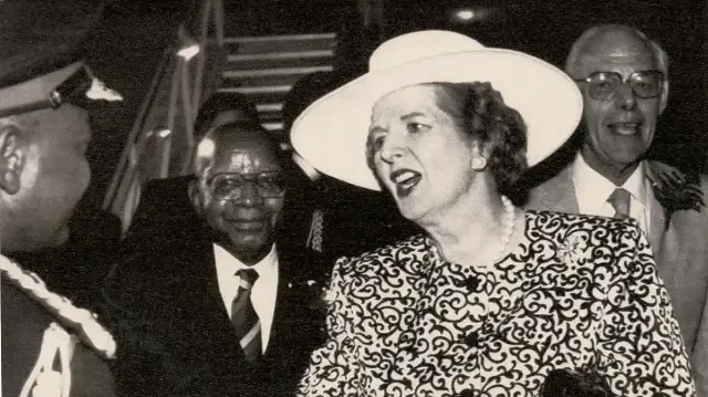 Маргарет Тэтчер приветствует официальных лиц Малави в начале официального визита 1989 года в сопровождении президента Камузу Банды (слева). | Фото: Daily Mail