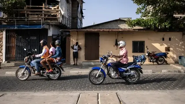 Des motos-taxis transportent leurs passagers à Cotonou, le 7 décembre 2025.