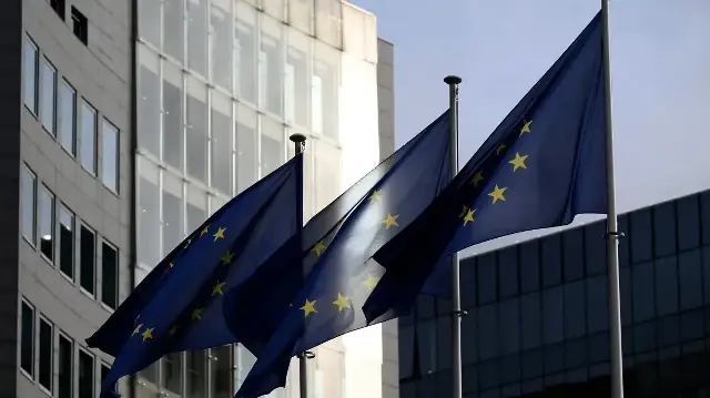 Cette photographie montre des drapeaux européens flottant dans le quartier européen à Bruxelles, le 2 décembre 2025.