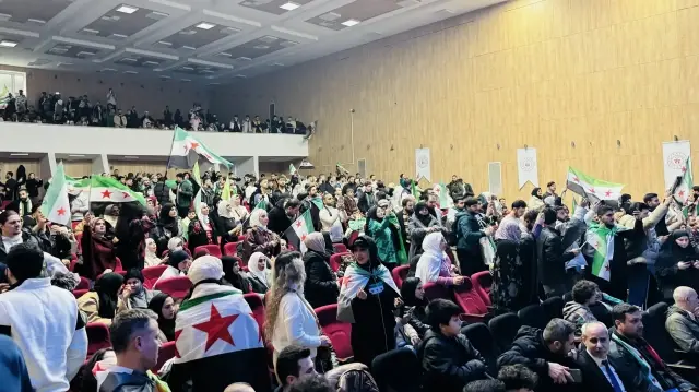 إسطنبول.. مئات السوريين يحيون ذكرى سقوط نظام الأسد وانتصار الثورة