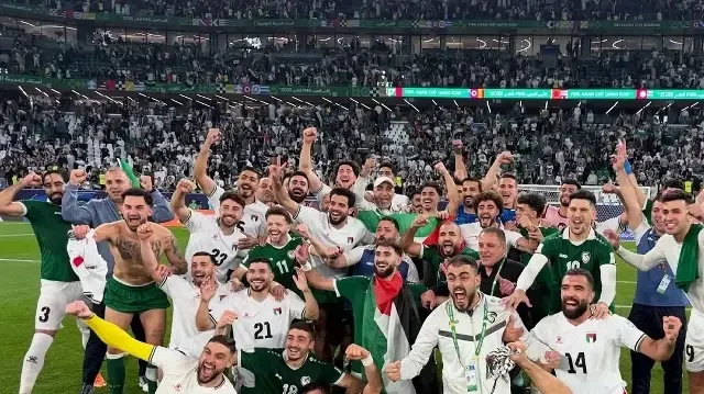 Les équipes palestinienne et syrienne célébrant ensemble leur qualification en quart de finale de la Coupe arabe de la FIFA 2025, le 7 décembre au Qatar.