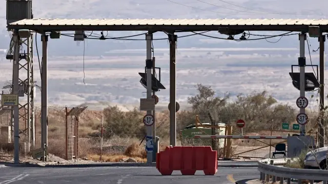 Une photo prise le 24 septembre 2025 montre un poste de contrôle de l'armée israélienne sur la route menant au pont King Hussein (Allenby), principal point de passage frontalier entre la Cisjordanie occupée par Israël et la Jordanie.