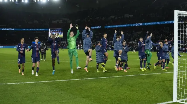 Les joueurs du Paris Saint Germain célèbrent leur victoire 5-0 face à Rennes au Parc des Princes, le 6 décembre 2025.
