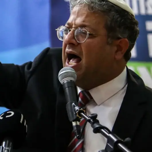 بن غفير ونواب حزبه يرتدون دبوس "مشنقة" دعماً لقانون إعدام الأسرى