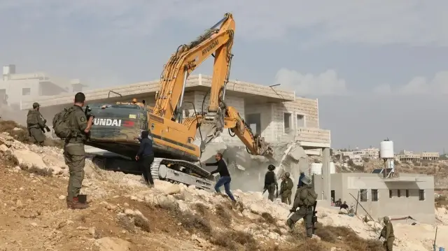 جيش الاحتلال الإسرائيلي يهدم منزلين ومنشأة زراعية غرب رام الله