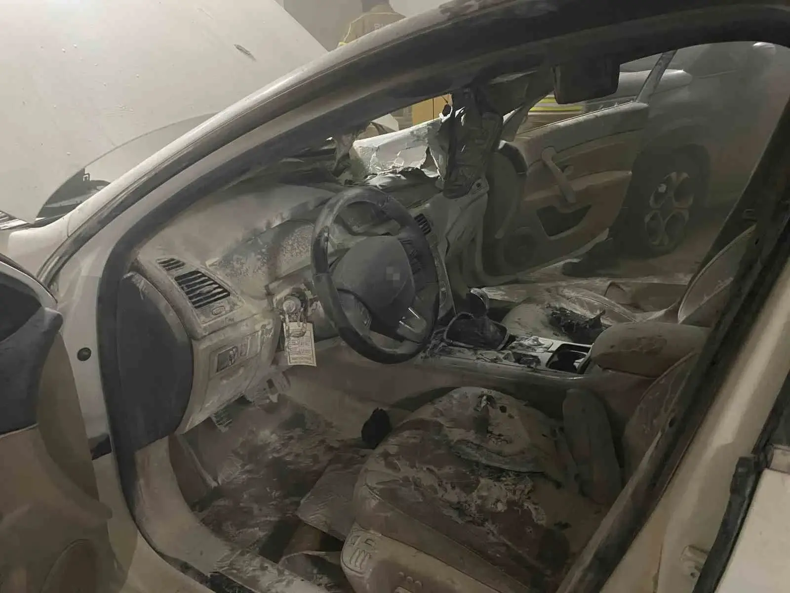 Bursa’da yangın paniği: Kapalı otoparkta bulunan araç alev aldı