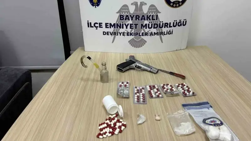 İZMİR’İN BAYRAKLI İLÇESİNDE DÜZENLENEN UYUŞTURUCU OPERASYONUNDA, 45 GRAM METAMFETAMİN, SİLAH VE ÇEŞİTLİ SUÇ UNSURLARI ELE GEÇİRİLDİ. POLİSİN DEDEKTİF GİBİ İZ SÜRDÜĞÜ OLAYA İLİŞKİN 4 ŞÜPHELİ GÖZALTINA ALINDI.