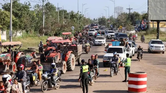 دونوں ملکوں کے درمیان جھڑپوں کے بعد سرحدی علاقوں میں افراتفری ہے اور لوگ نقل مکانی کر رہے ہیں۔