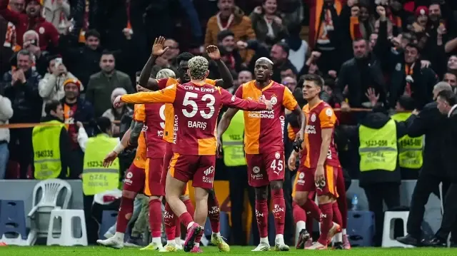 Les joueurs de Galatasaray célèbrent leur victoire face à Samsunspor, au Rams Park, le 5 décembre 2025.
