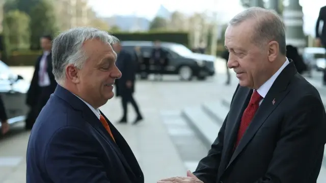 Le président turc Recep Tayyip Erdogan (à droite) accueillant le Premier ministre hongrois Viktor Orban au palais présidentiel d'Ankara avant leur rencontre dans le cadre de la "mission de paix" en Ukraine menée par M. Orban. 