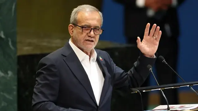 Le président iranien Masoud Pezeshkian s'exprime lors du débat général de l'Assemblée générale des Nations unies au siège de l'ONU à New York, le 24 septembre 2025. 