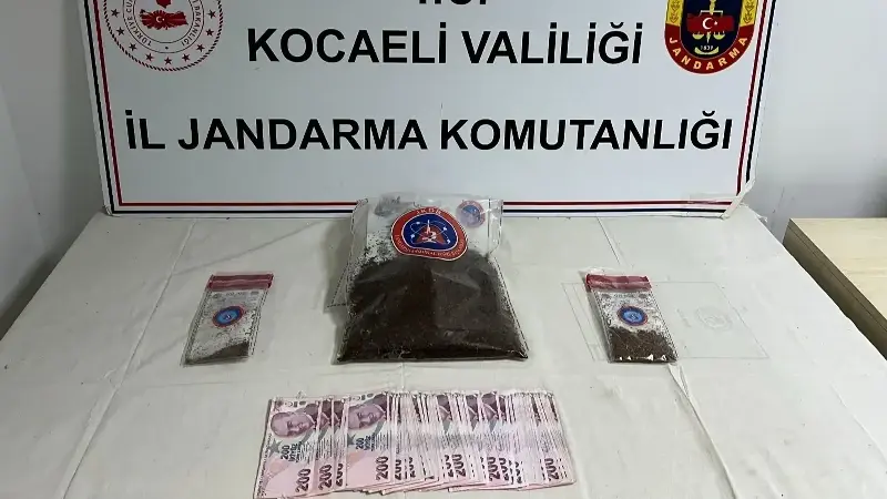 Kocaeli’nin Körfez ilçesindeki bir apartman dairesinde yapılan aramda 1 kilo 287 gram bonzai ele geçirildi, 2 şüpheli gözaltına alındı.